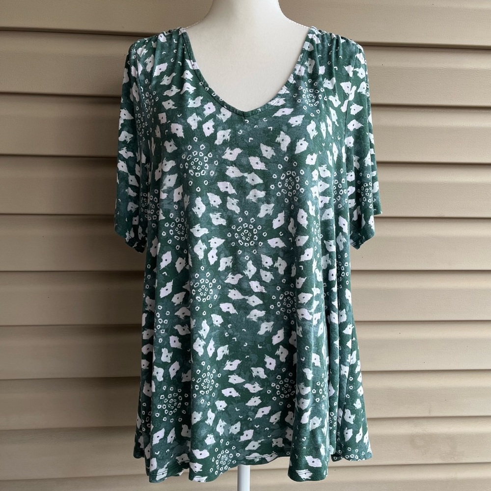 18 -20 Woman's Short Sleeve Lane Bryant Green & White  Tee